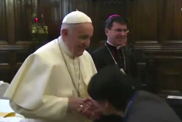 Папа Римский не дал прихожанам поцеловать свой перстень