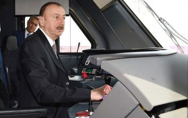 Ильхам Алиев ознакомился с поездом маршрута Баку-Тбилиси-Карс