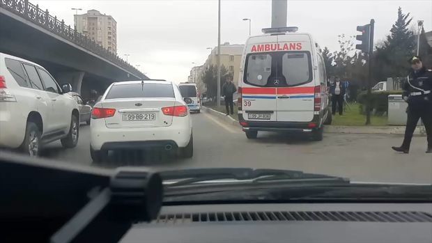В Баку машина скорой помощи попала в аварию - ВИДЕО