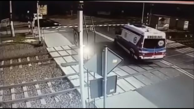 В Польше поезд протаранил машину скорой помощи - ВИДЕО