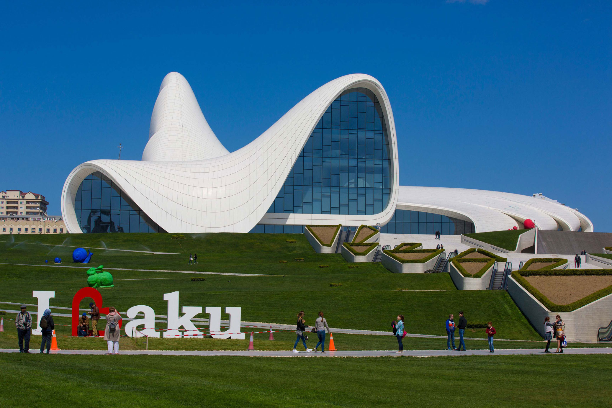 Center baku. Центр Гейдара Алиева в Баку. Культурный центр Гейдара Алиева в Баку, Азербайджан. Гейдар Алиев центр Баку. Бауц музей Гейдара Алиева.