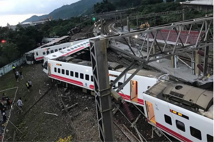 В Китае шесть человек пропали без вести при сходе поезда с рельсов