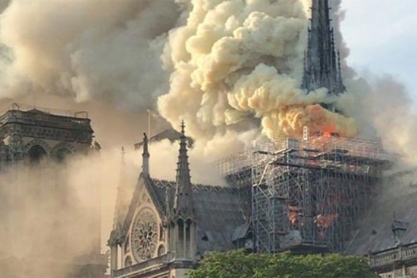 Из-за пожара обрушились часы и шпиль собора Парижской Богоматери ФОТО
