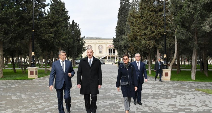 Ильхам Алиев ознакомился с условиями в реконструированном парке Нефтяников в Баку