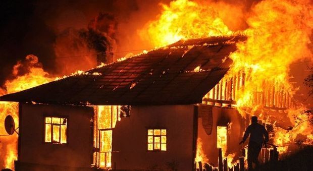 В Баку сгорел дом: есть погибший