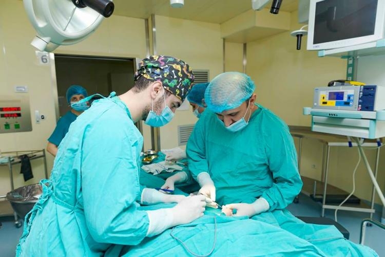 В Баку врачи удалили ребенку шестой палец - ФОТО