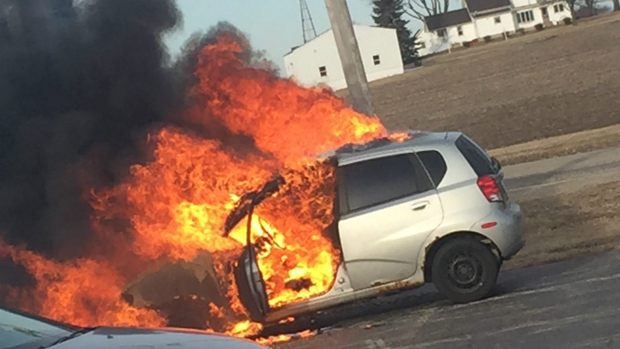 Hərəkətdə olan avtomobil alışıb yandı - VİDEO