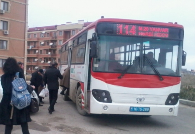 Avtobus sürücüsü halı pisləşən sərnişini təhqir etdi - VİDEO