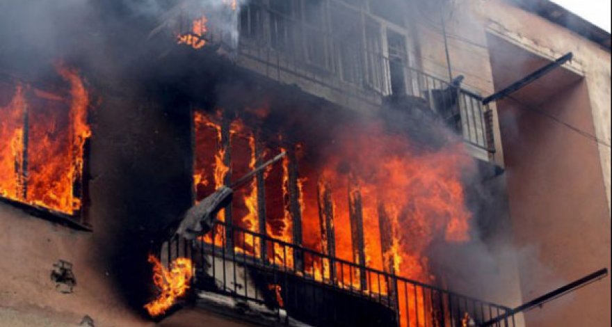 В Баку горит жилое здание – ВИДЕО