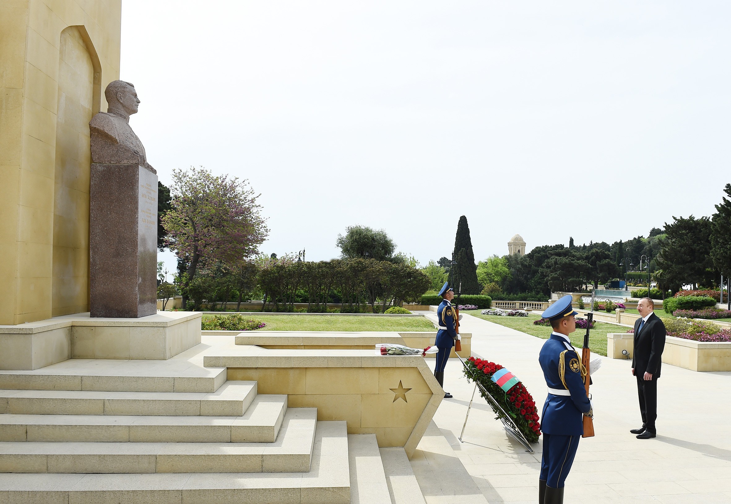 Ильхам Алиев на церемонии в честь Дня Победы