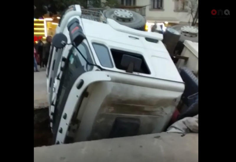 В Гяндже провалилась дорога, грузовик рухнул в яму