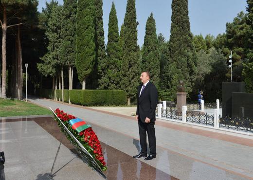 Глава Азербайджана возложил венок к могиле экс-президента страны