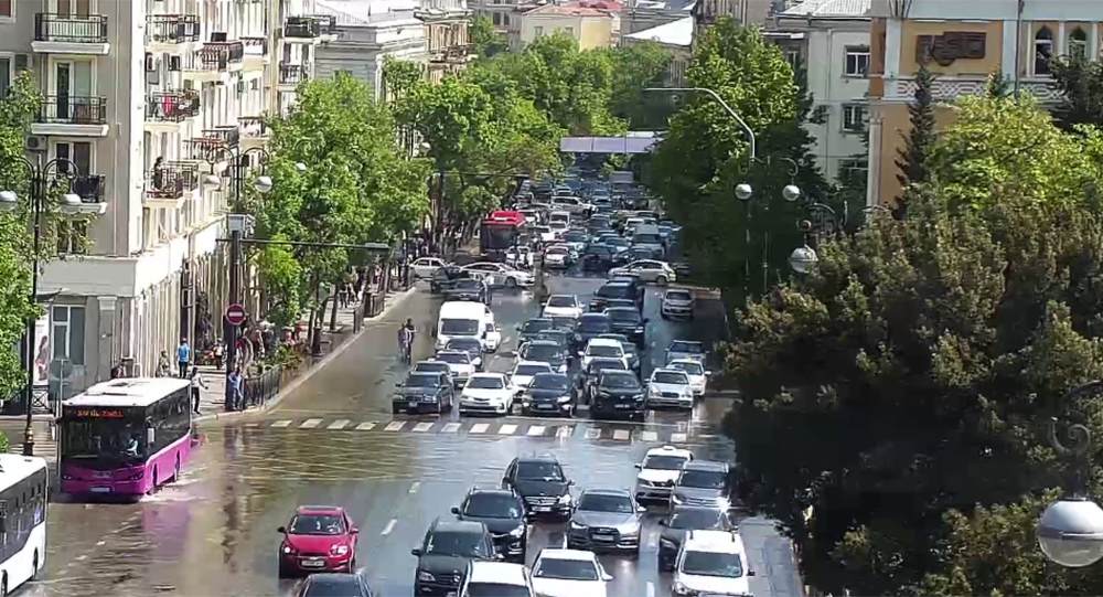 Потоп в Баку: прорвало канализацию в центре столицы