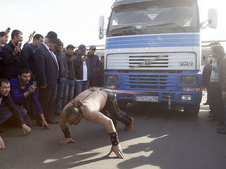 Силач из Баку протащил 15-тонный грузовик и прошелся по кинжалам