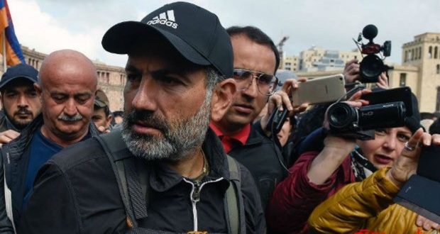 Nikol Paşinyan Yerevanda etiraz aksiyasına qoşulub