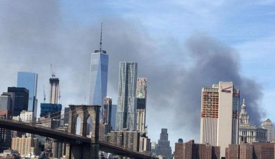 В центре Нью-Йорка горит небоскреб