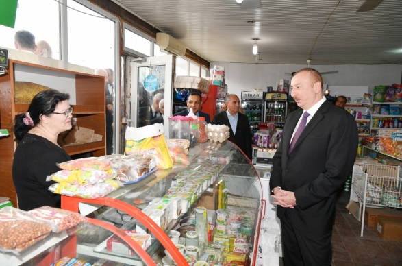 Ильхам Алиев посетил магазин на вокзале