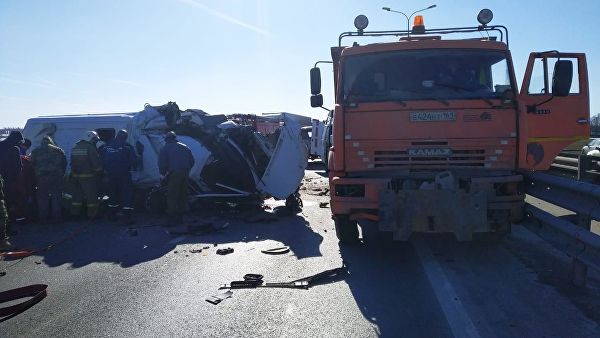 В Азербайджане столкнулись микроавтобус и грузовик, 4 человека погибли