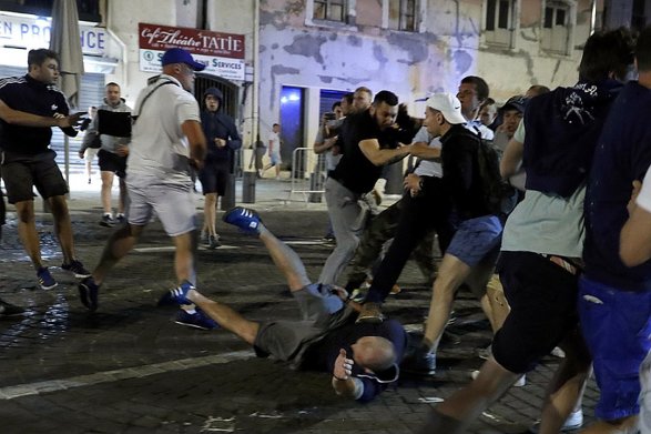 В Баку в результате драки фанатов «Челси» и «Арсенала» пострадал болельщик