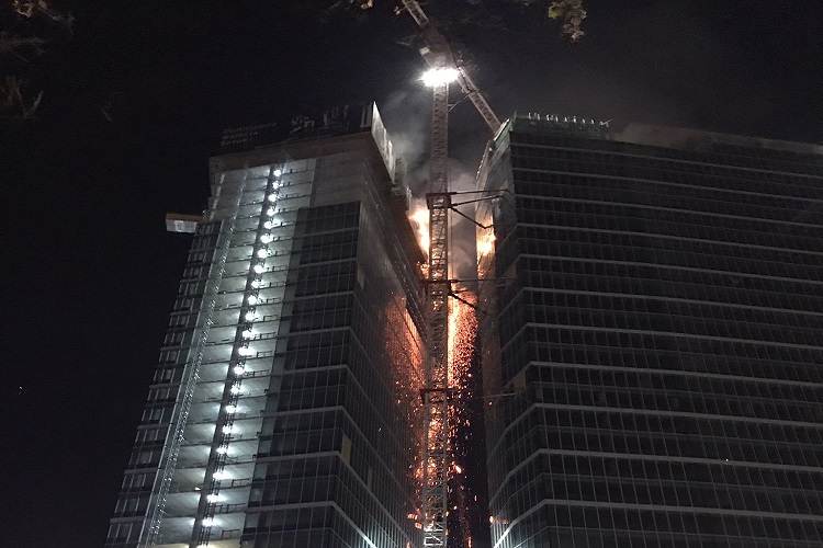 В Варшаве горит небоскрёб