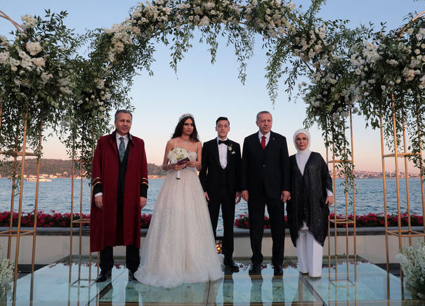 Эрдоган и его супруга стали свидетелями на свадьбе Озила