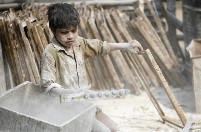 В Азербайджане наблюдаются случаи незаконного использования детского труда