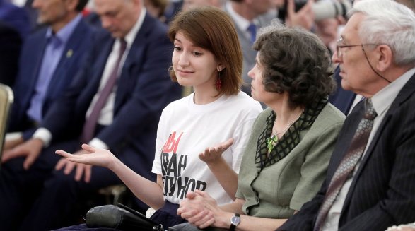 Кремль о девушке в футболке Голунова