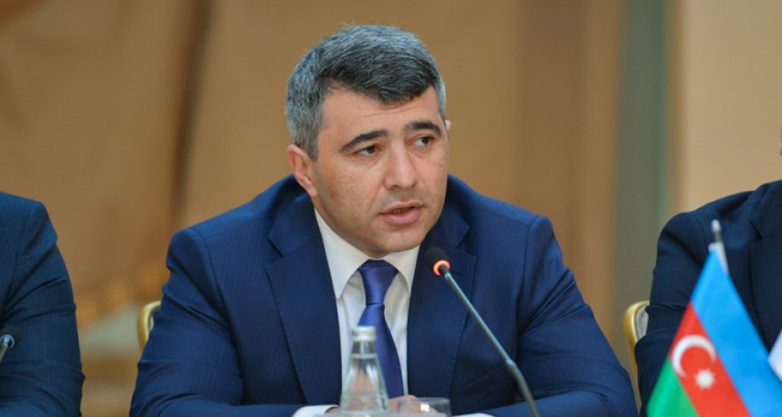 Азербайджанский министр поднялся в кабину комбайна