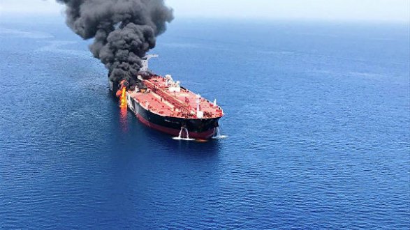 В Иране назвали причину пожара на танкерах в Оманском заливе