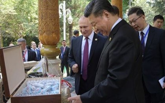 Putin Çin liderinə dondurma və tort bağışladı - VİDEO