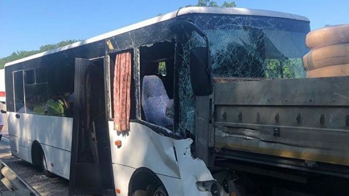 Sərnişin avtobusu yük maşını ilə toqquşdu: 17 yaralı - FOTO