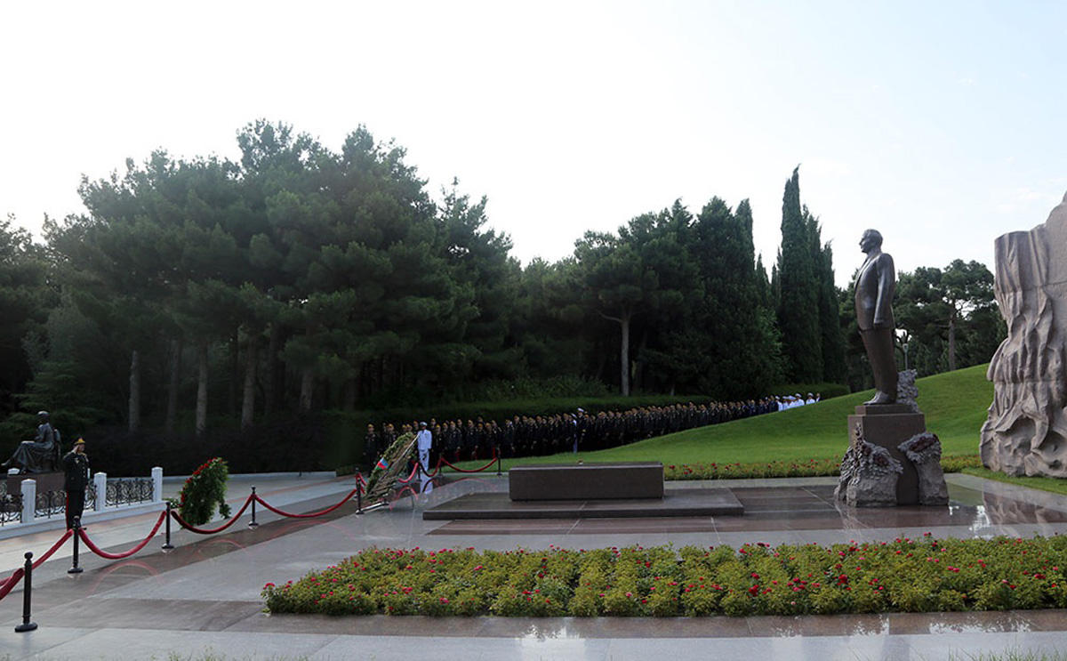 Azerbaijani Defense Ministry’s leadership visits Alley of Honors and Alley of Martyrs (PHOTO)
