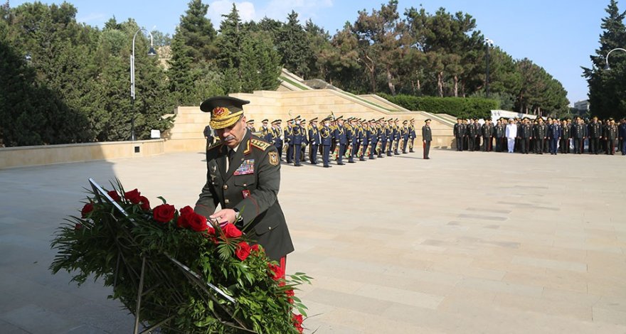 Руководство Министерства обороны посетило Аллею почетного захоронения и Аллею шехидов