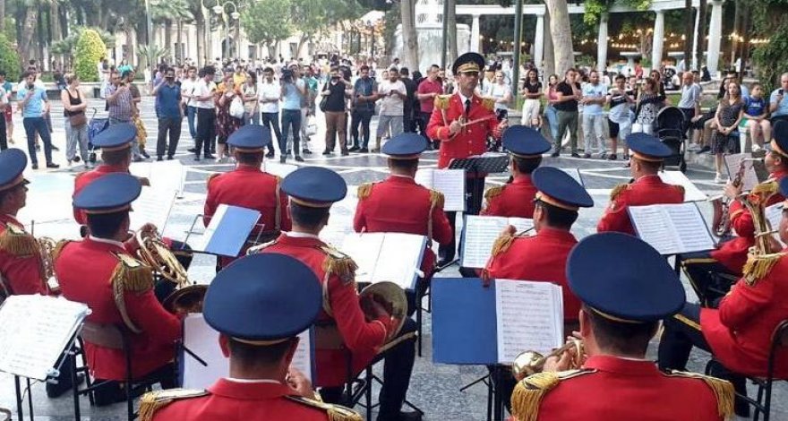 В Баку выступили военные оркестры 