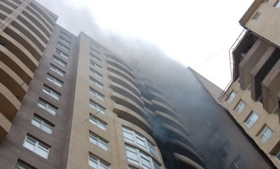 В центре Баку горит здание