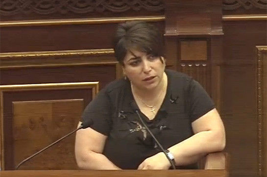 Ermənistan parlamentində kuryoz hadisə: qadın tribunadan yıxıldı - VİDEO