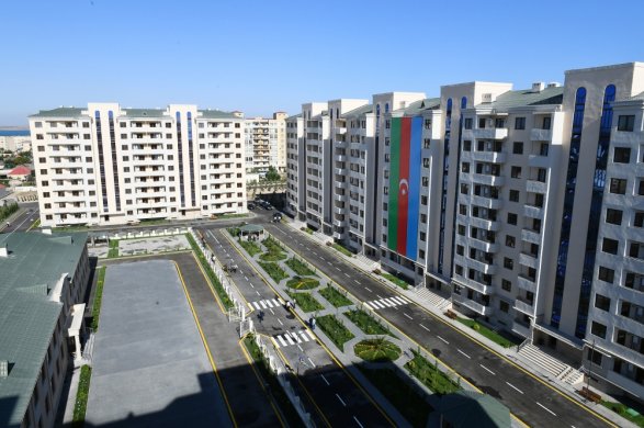 Алиевы на открытии жилого комплекса для вынужденных переселенцев 