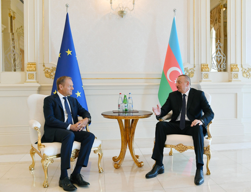 Алиев и Туск провели переговоры в формате тет-а-тет