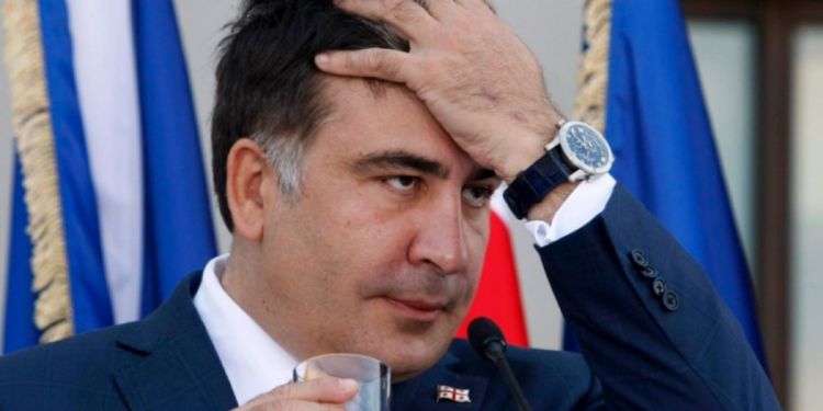 Saakaşvili yaşlı qadını vurub yıxdı, qolunu sındırdı - VİDEO