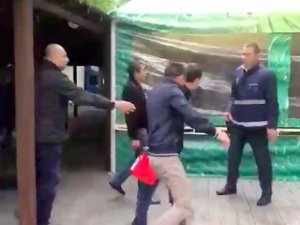 Azərbaycanlı iş adamı məmurların üstünə benzin töküb yandırmaq istədi – Video