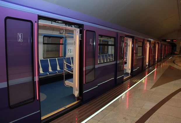Yeni metro qatarında problem: sərnişinlər boşaldılıb