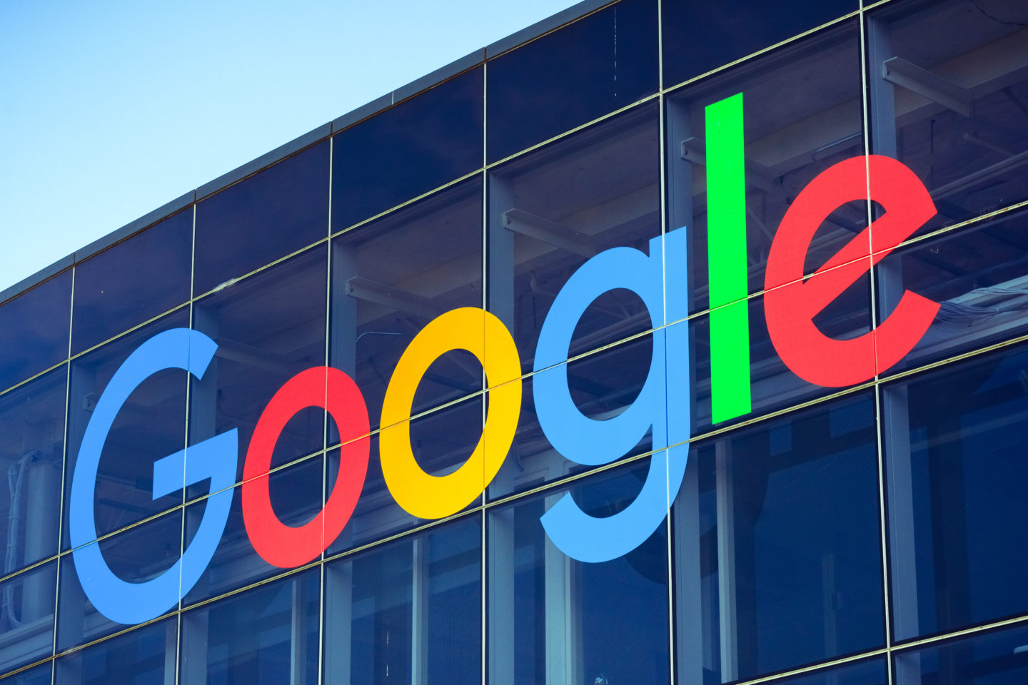 Google призналась, что ее сотрудники слушают записи пользователей
