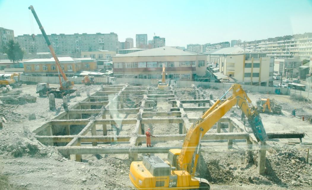 В Баку завершается демонтаж ТЦ 