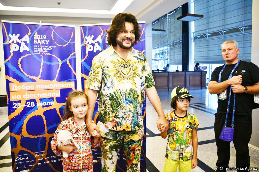 Филипп Киркоров прилетел в Баку со своими детьми