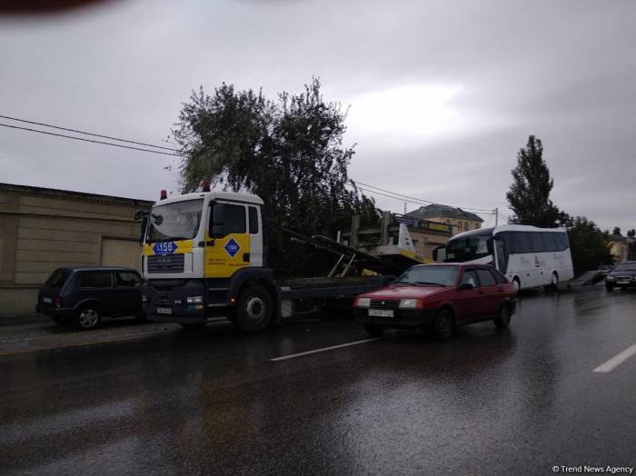 В Баку произошла цепная авария с участием автобусов