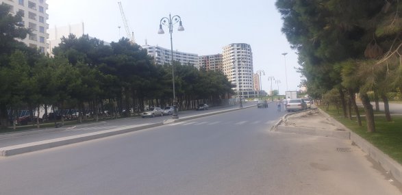 В Баку продолжают обустраивать дороги