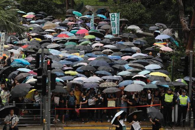 В Гонконге тысячи учителей вышли на акцию протеста