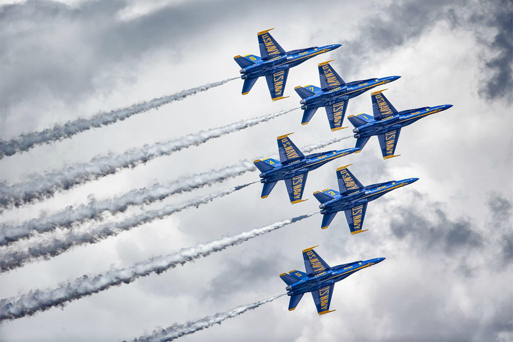 Two US Navy Blue Angels collide during Diamond 360 maneuver
