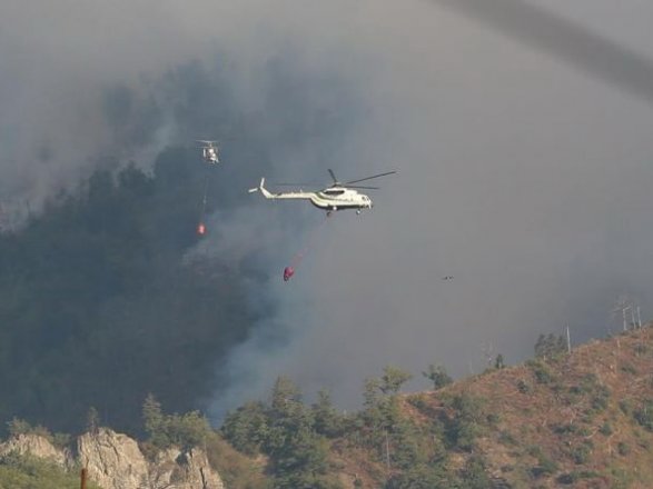 Вертолет МЧС тушит пожар в Гирканском национальном парке