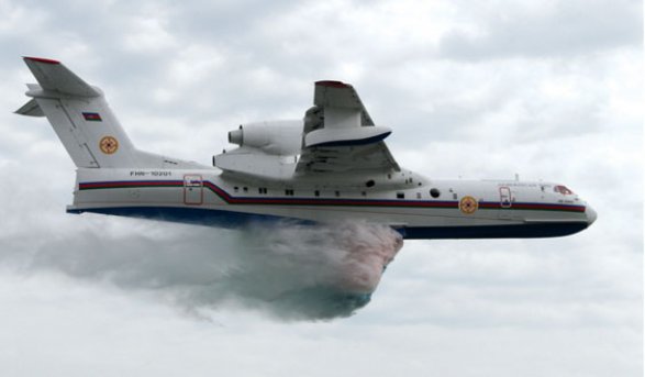 Самолет-амфибия МЧС тушит пожар в Гиркане
